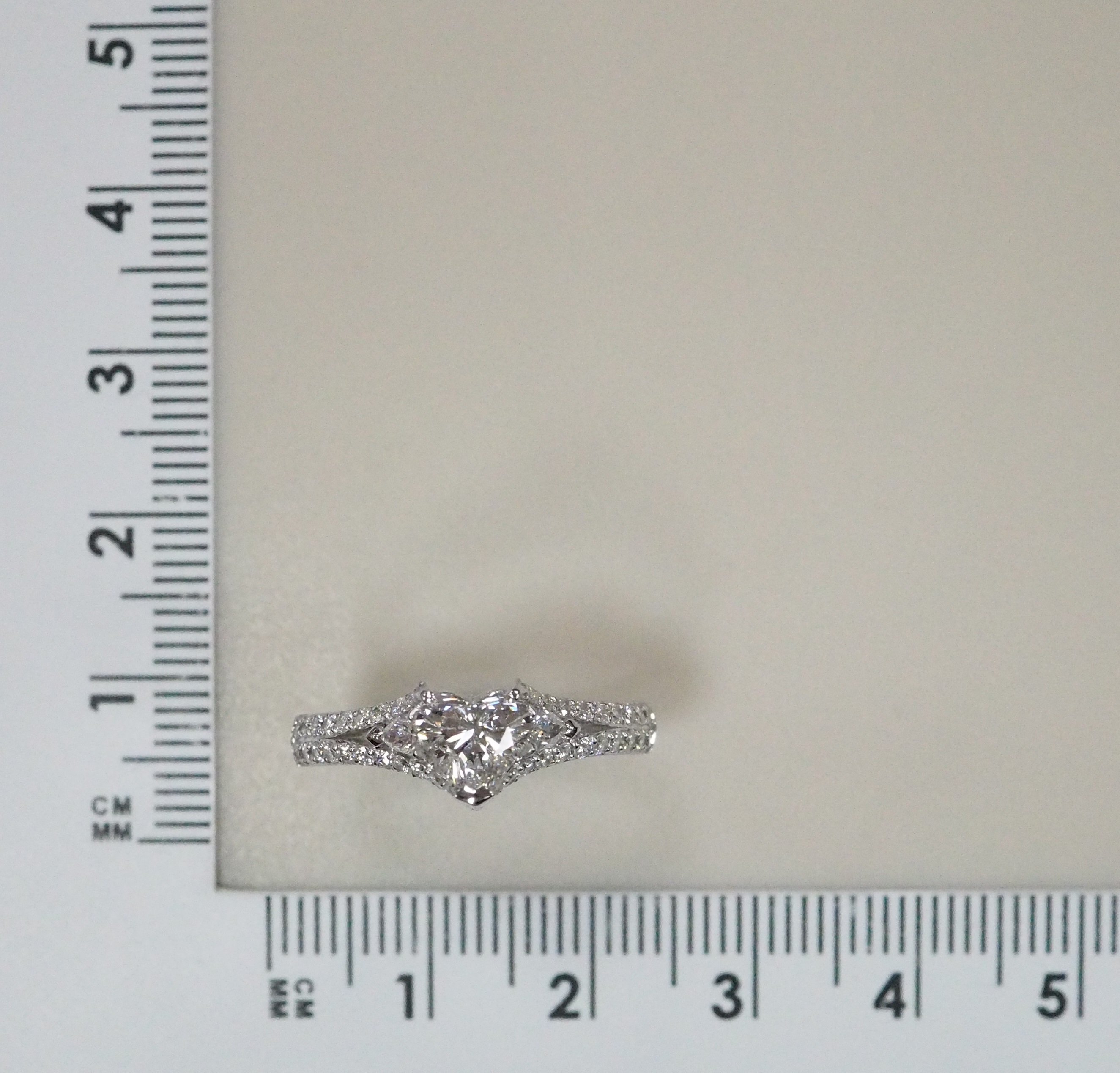 Кольцо из белого золота с бриллиантами "Сердце"